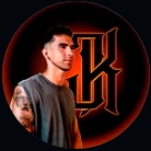 Joan Kolb con su logotipo naranja