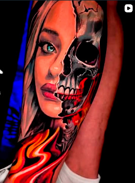 Tatuaje a color de rostro y calavera