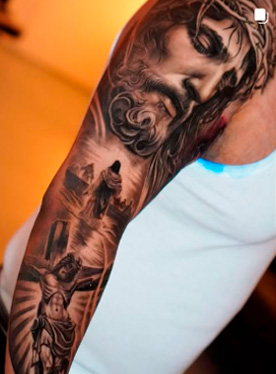 Tatuaje de temática religiosa en negro y gris