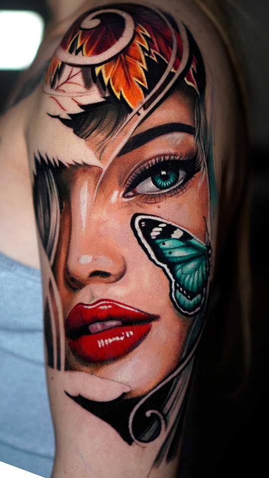Tatuaje estilo Neotradicional: Mirada y mariposa